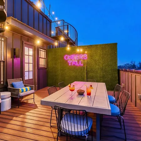 Skyline Views With Double Rooftop Deck & Game Holiday home