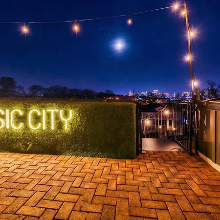 Holiday home Skyline Views With Double Rooftop Deck & Game *