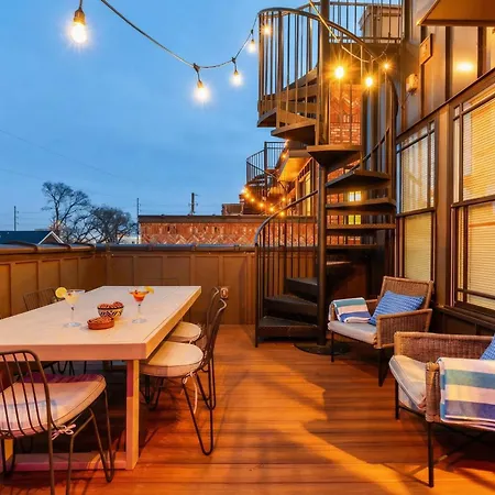 Skyline Views With Double Rooftop Deck & Game Holiday home