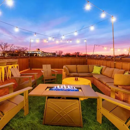 Holiday home Skyline Views With Double Rooftop Deck & Game *