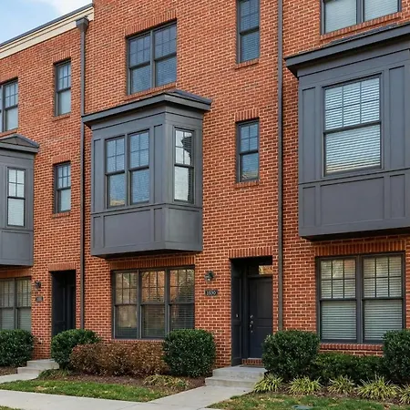 Holiday home Skyline Views With Double Rooftop Deck & Game Nashville