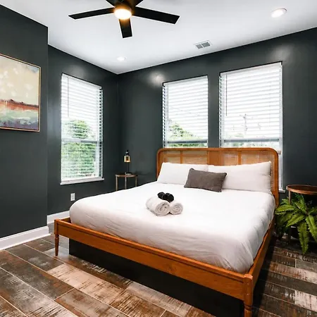 Gallant Glass 4br Floor Walk To Vandy! Apartment Nashville