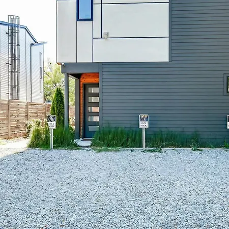 Dual Homes Rooftop Deck In Downtown Holiday home