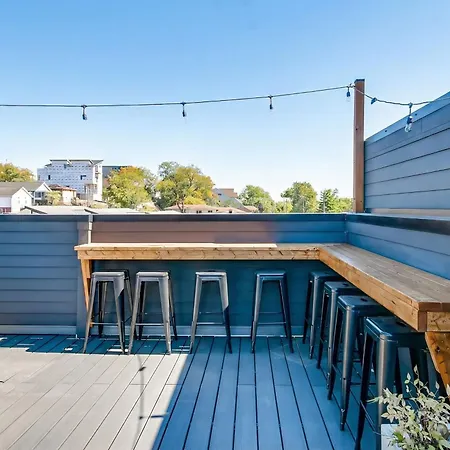 Dual Homes Rooftop Deck In Downtown Holiday home
