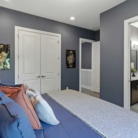 Rooftop Views 4br 4ba 7 Beds Near Broadway *