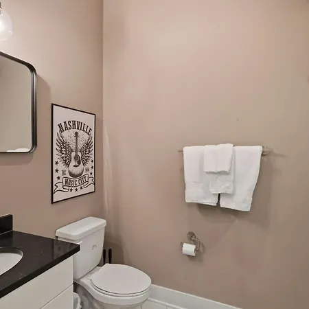 Holiday home Rooftop Views 4br 4ba 7 Beds Near Broadway Nashville