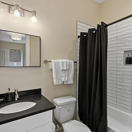 Holiday home Rooftop Views 4br 4ba 7 Beds Near Broadway