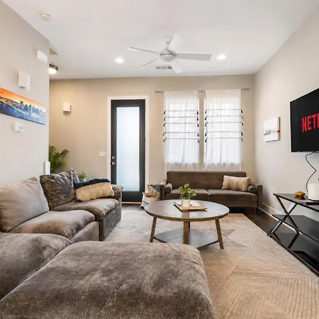 Holiday home Chic Near Downtown Sleeps 14 Nashville