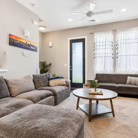 Holiday home Chic Near Downtown Sleeps 14
