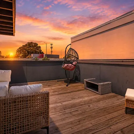 Holiday home Chic Near Downtown Sleeps 14 *