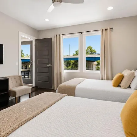 Holiday home Chic Near Downtown Sleeps 14