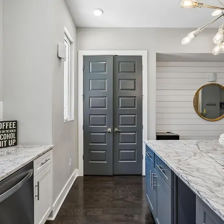 Chic Near Downtown Sleeps 14 Holiday home *