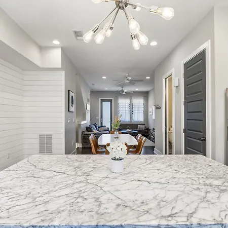 Chic Near Downtown Sleeps 14 Holiday home Nashville