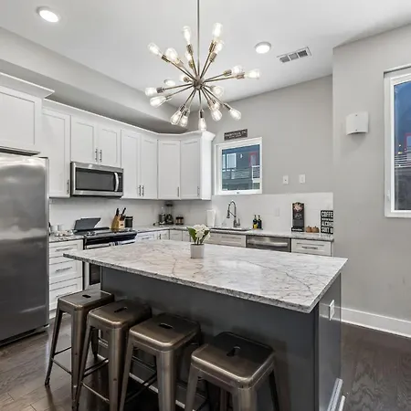 Chic Near Downtown Sleeps 14 Holiday home Nashville