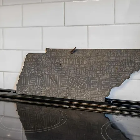 Chic Near Downtown Sleeps 14 Nashville