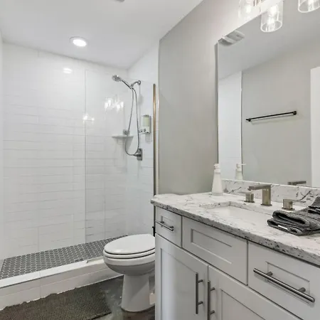 Holiday home Chic Near Downtown Sleeps 14 *