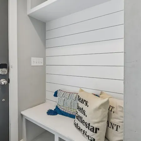 Chic Near Downtown Sleeps 14 *