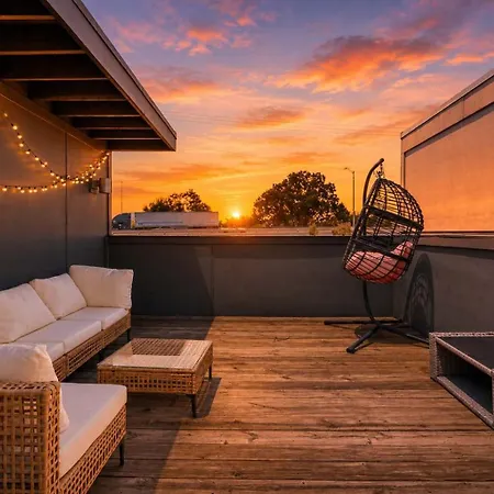 Chic Near Downtown Sleeps 14
