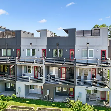 Chic Near Downtown Sleeps 14 Nashville