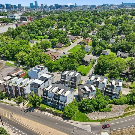 Chic Near Downtown Sleeps 14 *