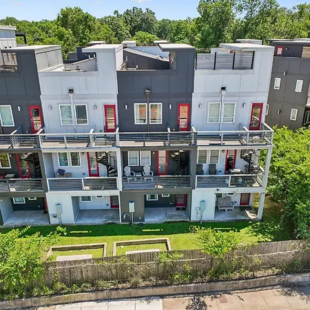 Holiday home Chic Near Downtown Sleeps 14
