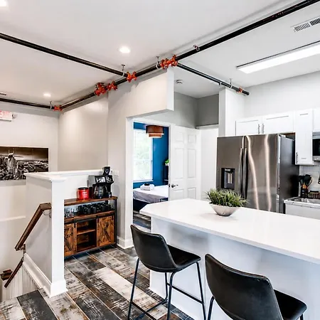 Gallant Glass 4br Floor Walk To Vandy! Apartment *