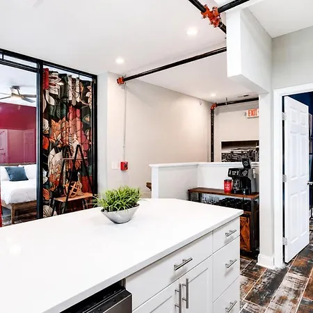 Gallant Glass 4br Floor Walk To Vandy! * Nashville