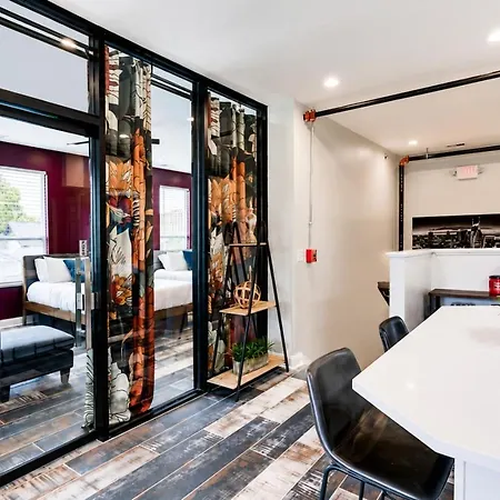 Gallant Glass 4br Floor Walk To Vandy! Apartment