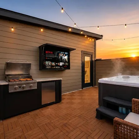 Modern Multi-level Retreat With Rooftop Hot Tub Apartment Nashville