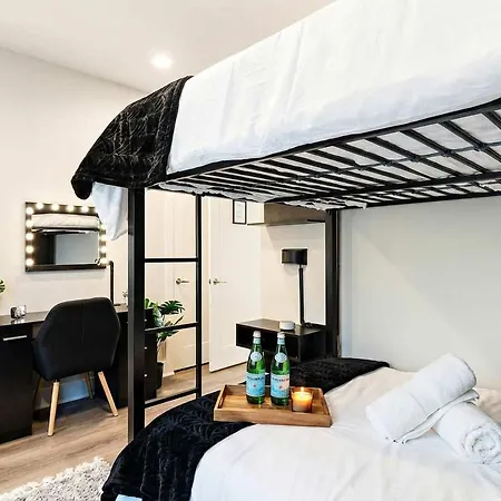 Private With Rooftop Game Near Downtown *
