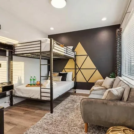 Private With Rooftop Game Near Downtown Holiday home