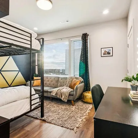 Private With Rooftop Game Near Downtown *