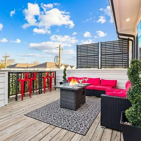 Private With Rooftop Game Near Downtown Holiday home