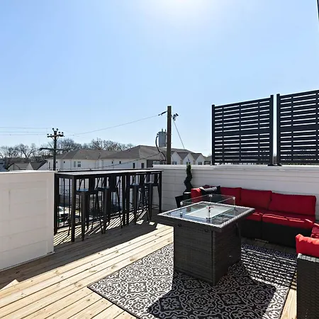 Private With Rooftop Game Near Downtown Holiday home *