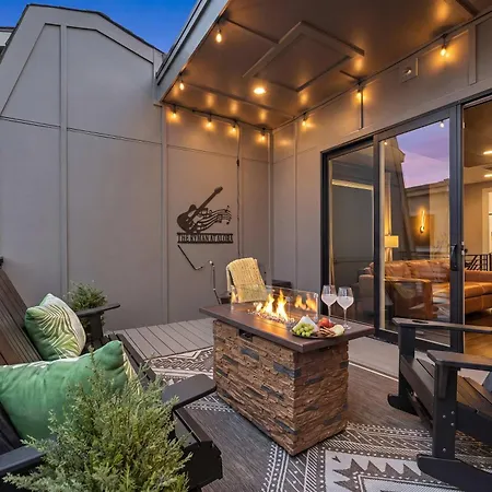 Luxury Gated Duo Sleeps 24 Karaoke & Rooftop Holiday home *
