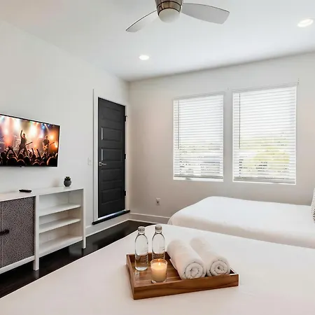 Holiday home Rooftop Views & Patio Lounge Near Downtown