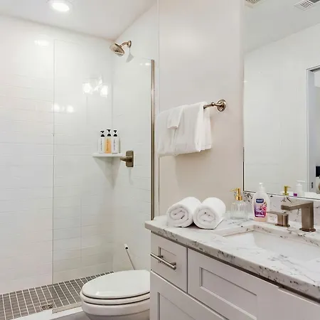 Rooftop Views & Patio Lounge Near Downtown Holiday home *
