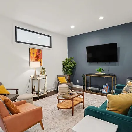 Modern Townhome W Rooftop Views Near Broadway Holiday home *