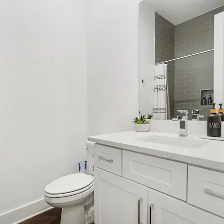 Modern Townhome W Rooftop Views Near Broadway Holiday home
