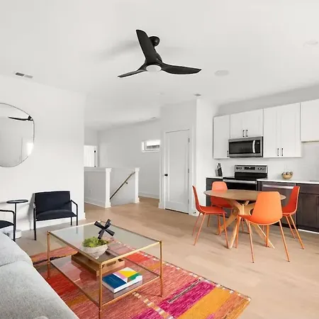 Holiday home True Hue - Private Patio - Mins To Broadway *