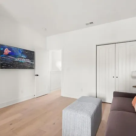 True Hue - Private Patio - Mins To Broadway