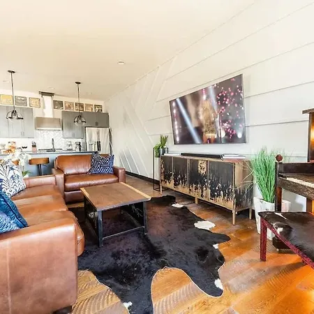 Boots & Broadway - 2 Units - Mins To Broadway *