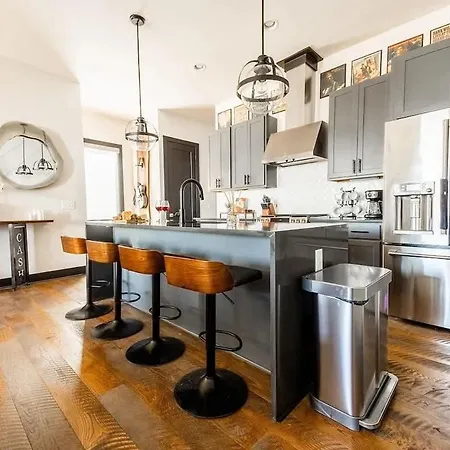 Boots & Broadway - 2 Units - Mins To Broadway *