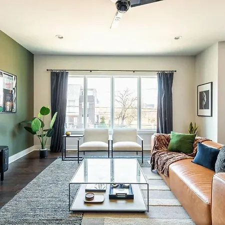 Boots & Broadway - 2 Units - Mins To Broadway