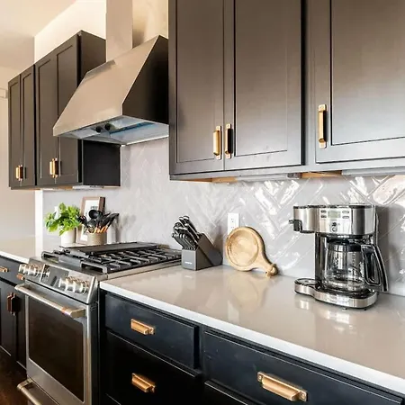 Boots & Broadway - 2 Units - Mins To Broadway *