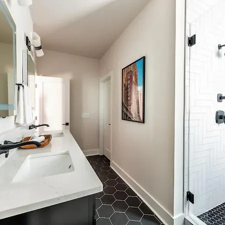 Holiday home Boots & Broadway - 2 Units - Mins To Broadway *