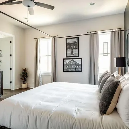 Boots & Broadway - 2 Units - Mins To Broadway Holiday home *
