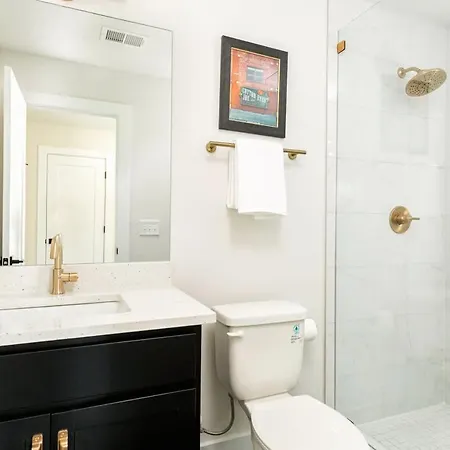 Holiday home Boots & Broadway - 2 Units - Mins To Broadway