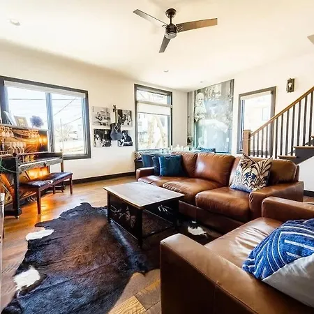 Boots & Broadway - 2 Units - Mins To Broadway *