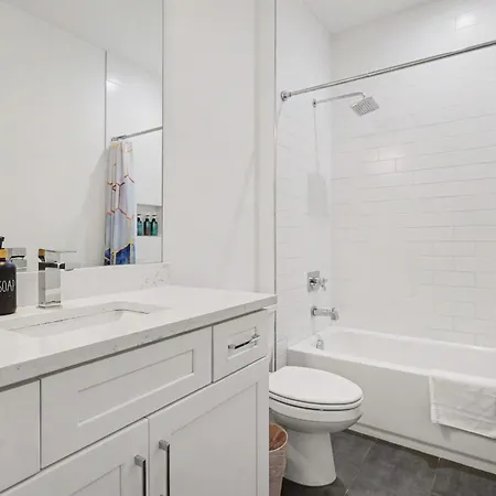 Holiday home Modern Townhome W Rooftop Views Near Broadway